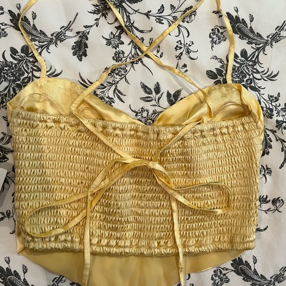 New Yellow floral front twist twist top - Picture 2 of 3